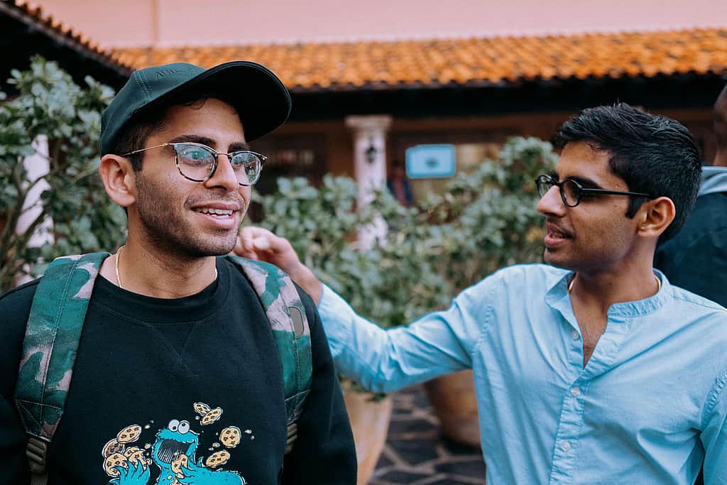 amico che dà consigli di incontri cristiani