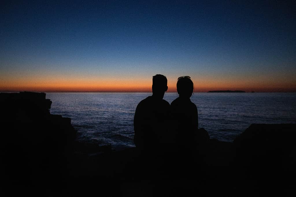 pareja al atardecer