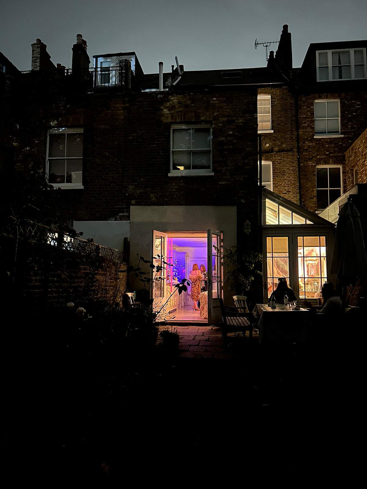 φως αναμμένο σε ένα σπίτι