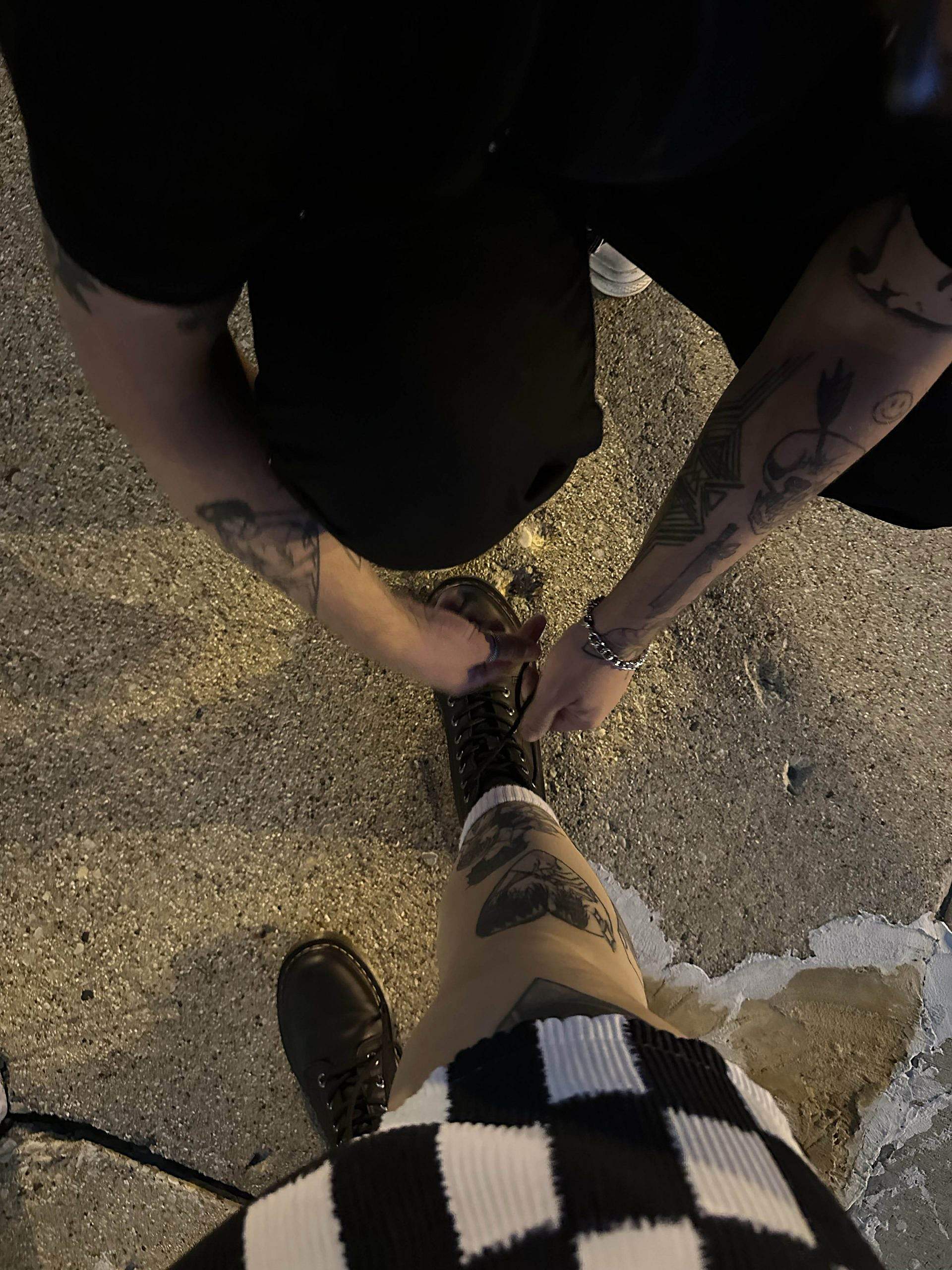 legare i lacci delle scarpe