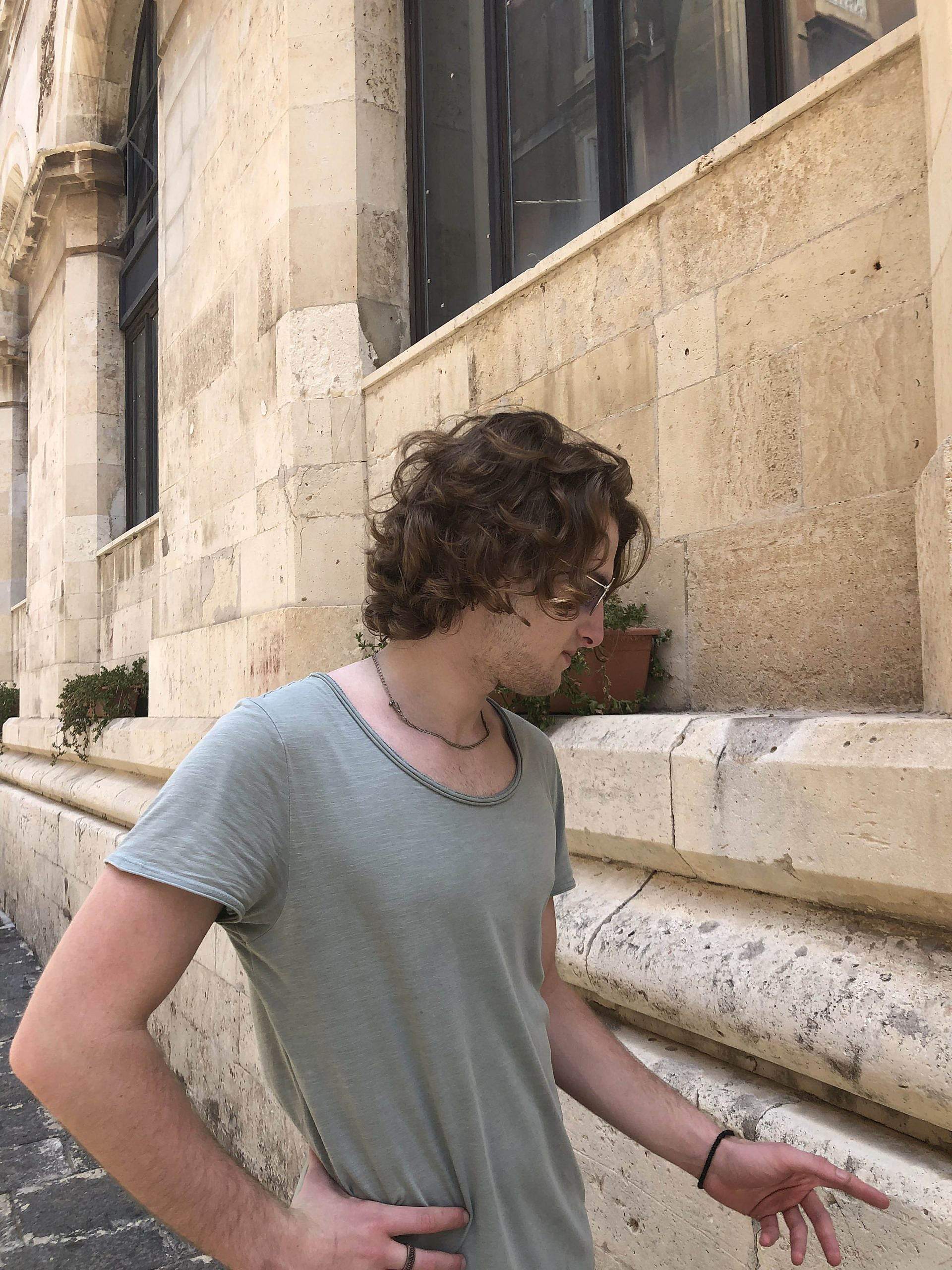 ragazzo che guarda in basso