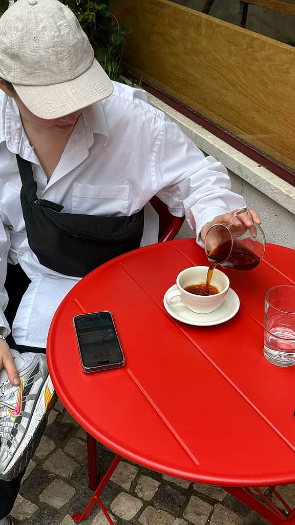 chica sirviendo café