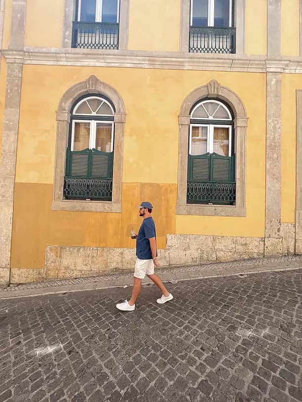 τύπος που περπατάει