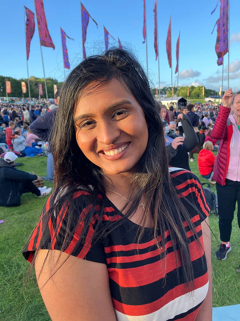 chica sonriendo en un festival