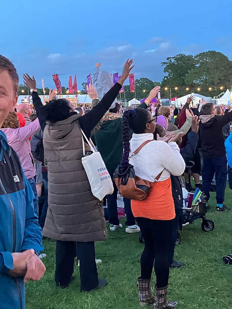 İbadet eden kalabalık