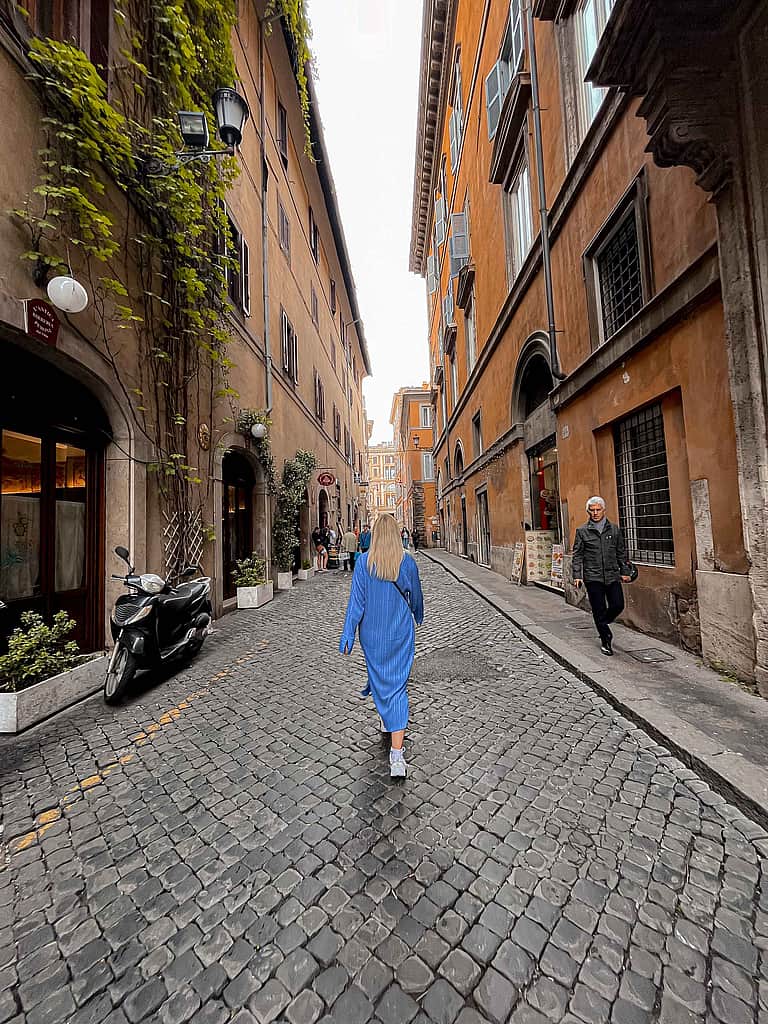 通りを歩く少女